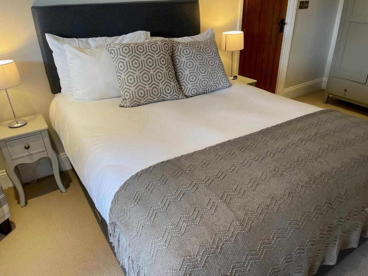 The Crown Of Cookham Hotel Luaran gambar